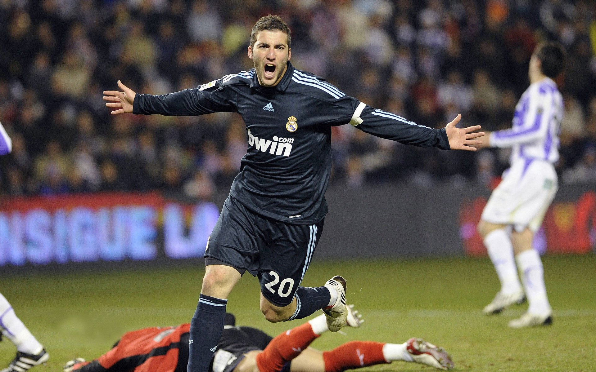 开云APP-火力全开！巴黎圣日耳曼如何用进攻狂潮淹没曼联，内马尔再度封神之战